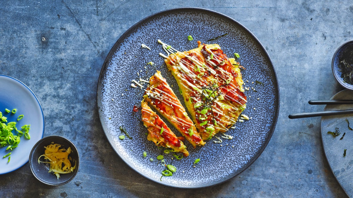 Set di piatti di sushi croccanti con salsa di soia e bacchette su