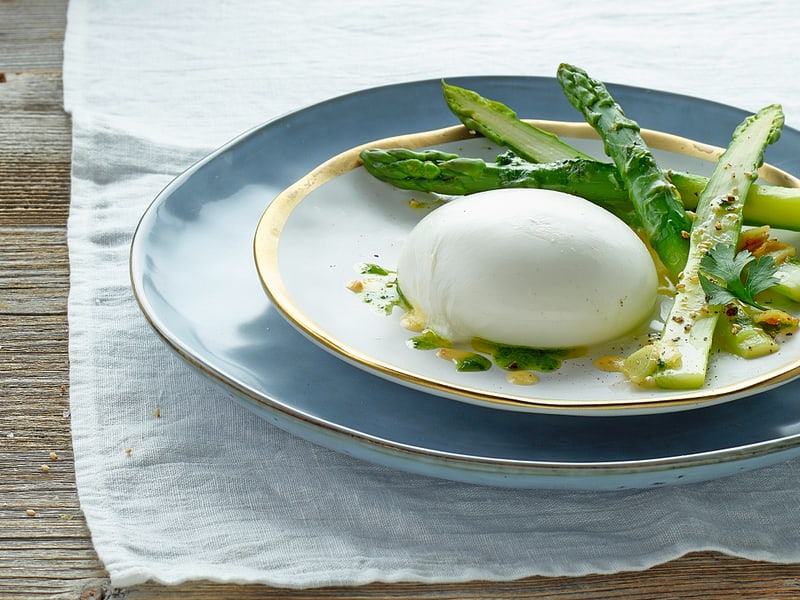 Burrata auf Spargeln mit Kräuteröl | Migusto